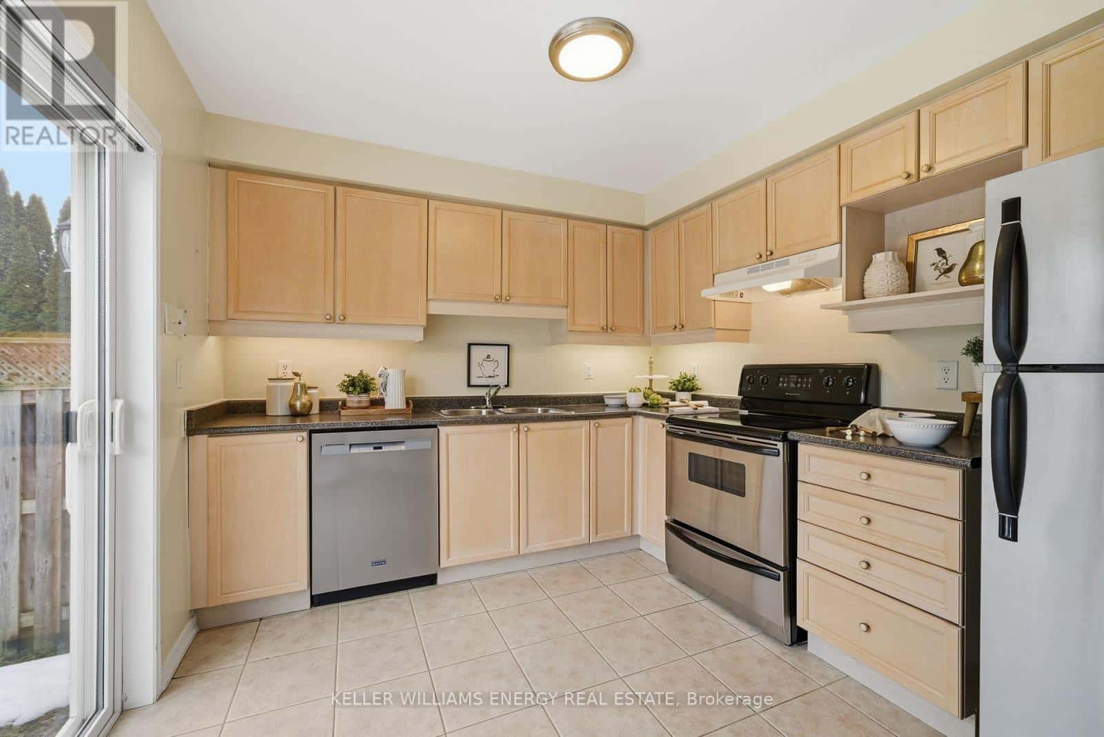 1375 LINSTEAD STREET — Oshawa (Taunton), Ontario - Photo 5 of 46