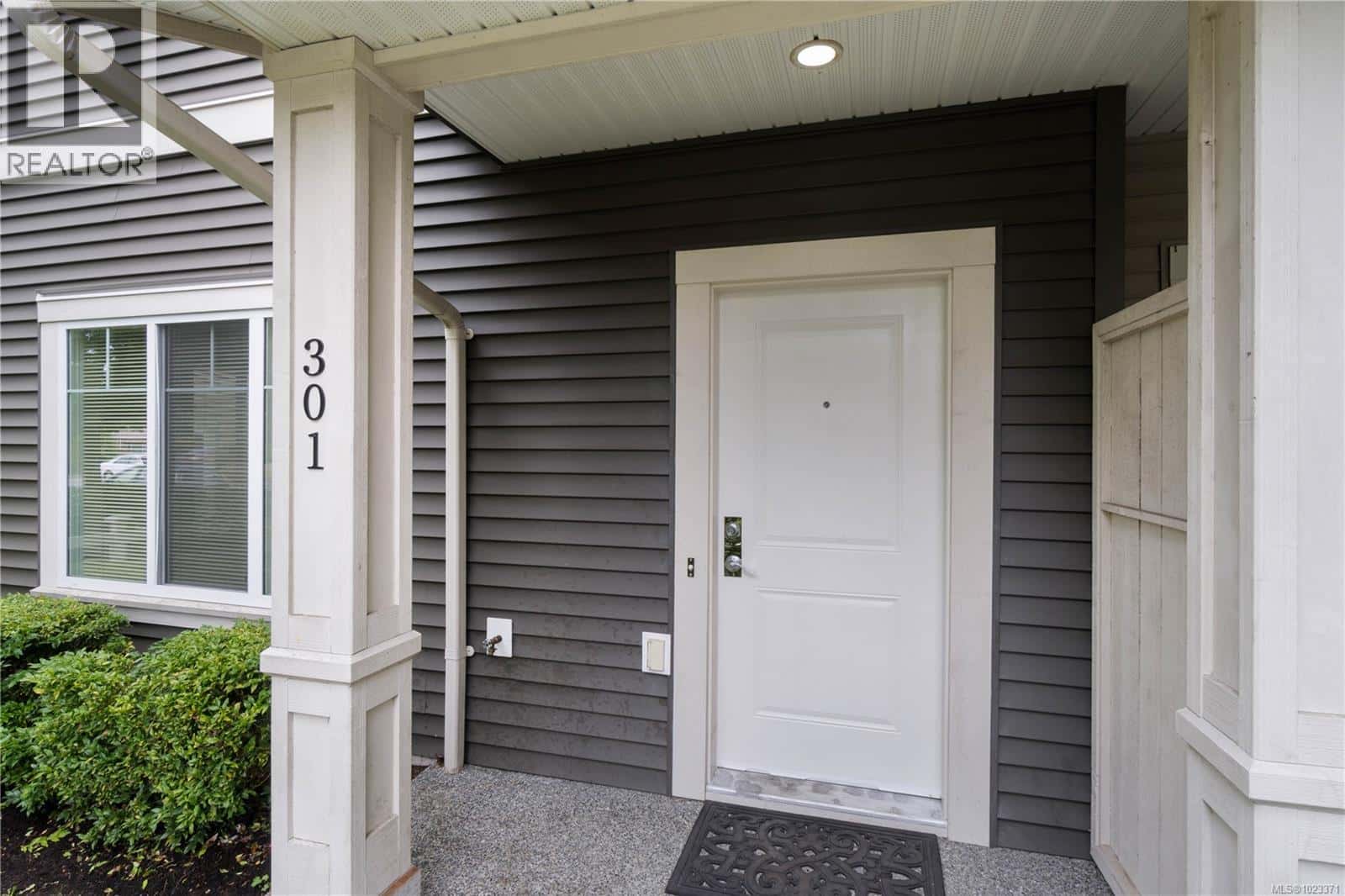 301 1675 Crescent View Dr — Nanaimo, British Columbia - Photo 4 of 31