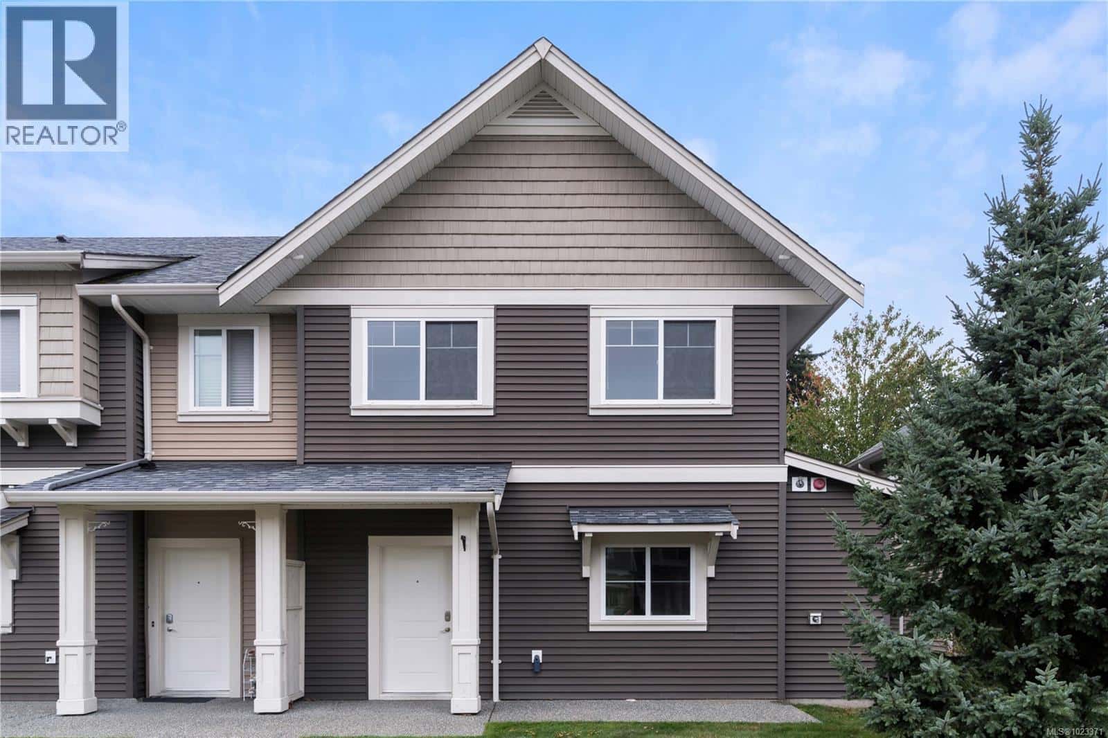 301 1675 Crescent View Dr — Nanaimo, British Columbia - Photo 2 of 31