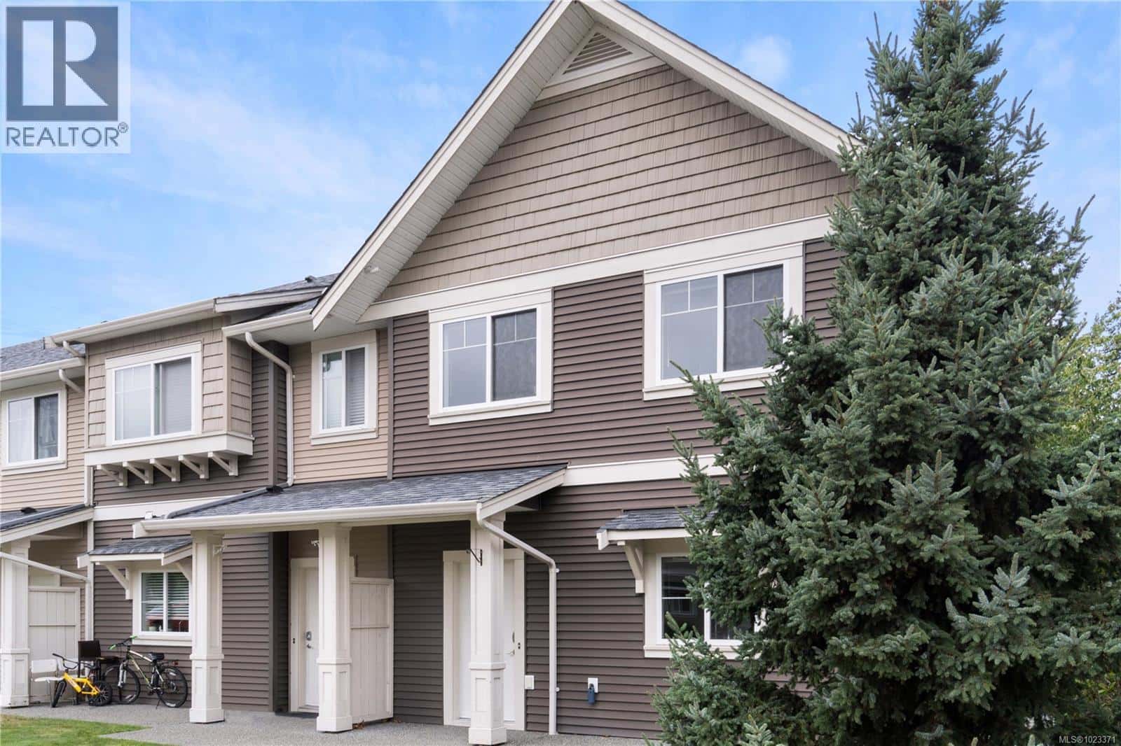 301 1675 Crescent View Dr — Nanaimo, British Columbia - Photo 3 of 31