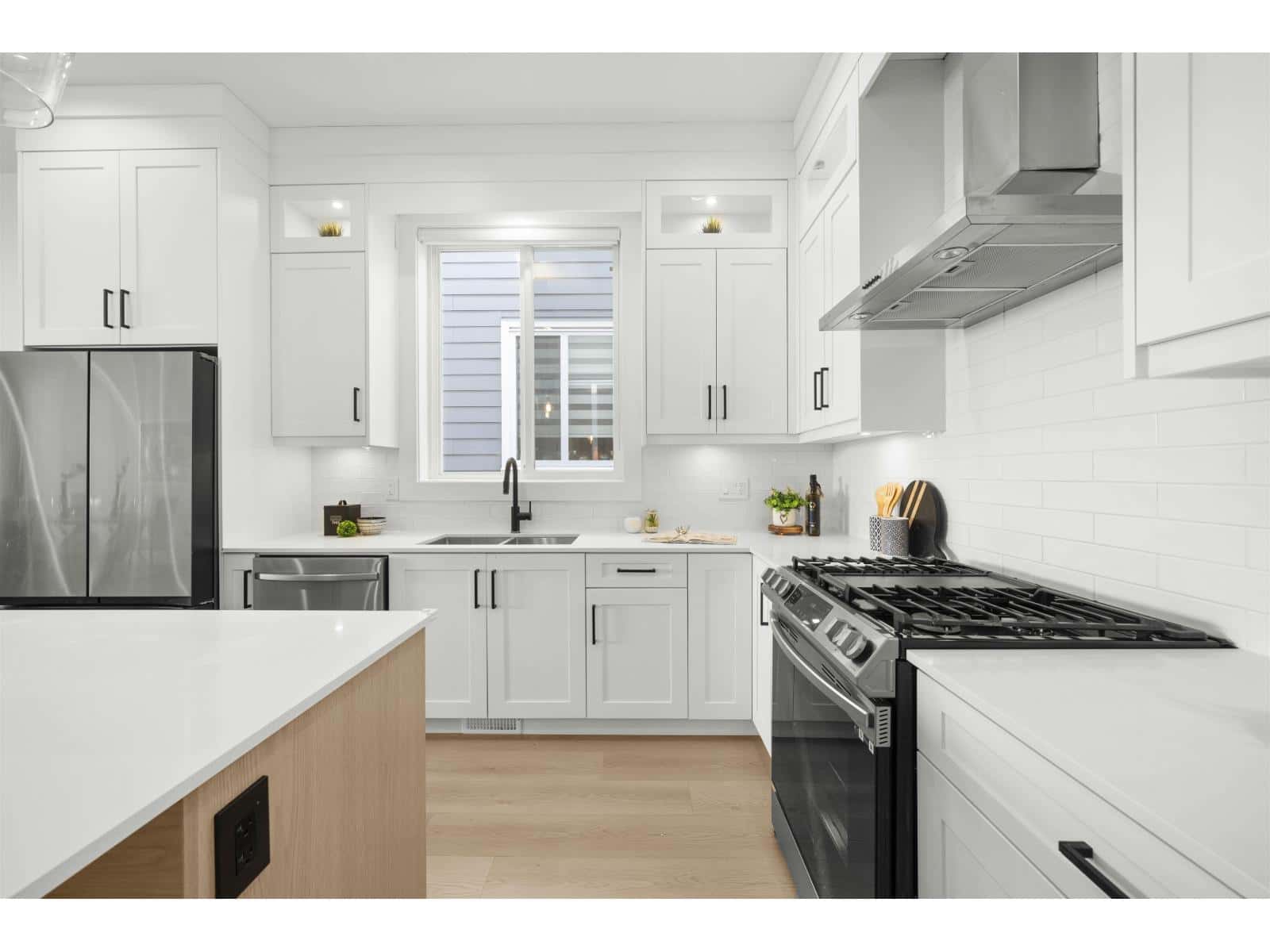 16722 16 AVENUE — Surrey, British Columbia - Photo 2 of 28