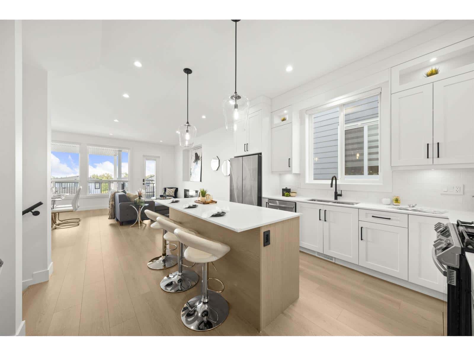 16722 16 AVENUE — Surrey, British Columbia - Photo 3 of 28