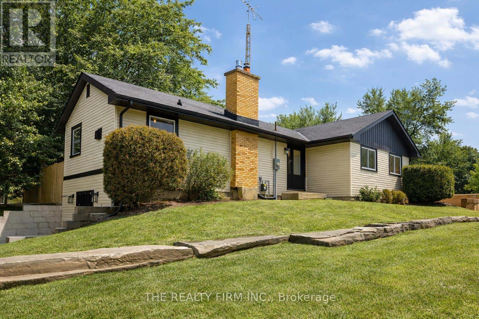 179 VALLEYVIEW DRIVE — Middlesex Centre (Komoka), Ontario - Photo 2 of 40