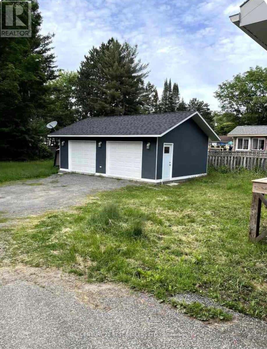 253 MAPLE STREET — Bracebridge (Macaulay), Ontario - Photo 2 of 16