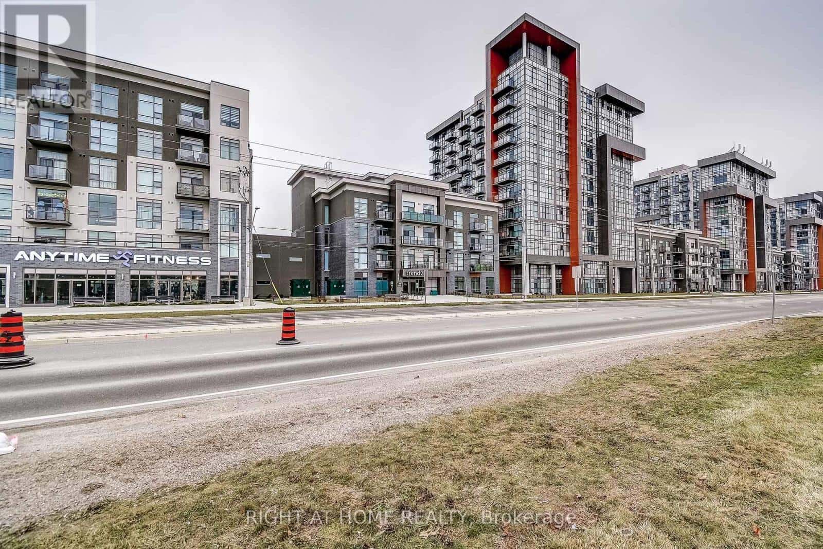 604 - 470 DUNDAS STREET E — Hamilton (Waterdown), Ontario - Photo 3 of 43