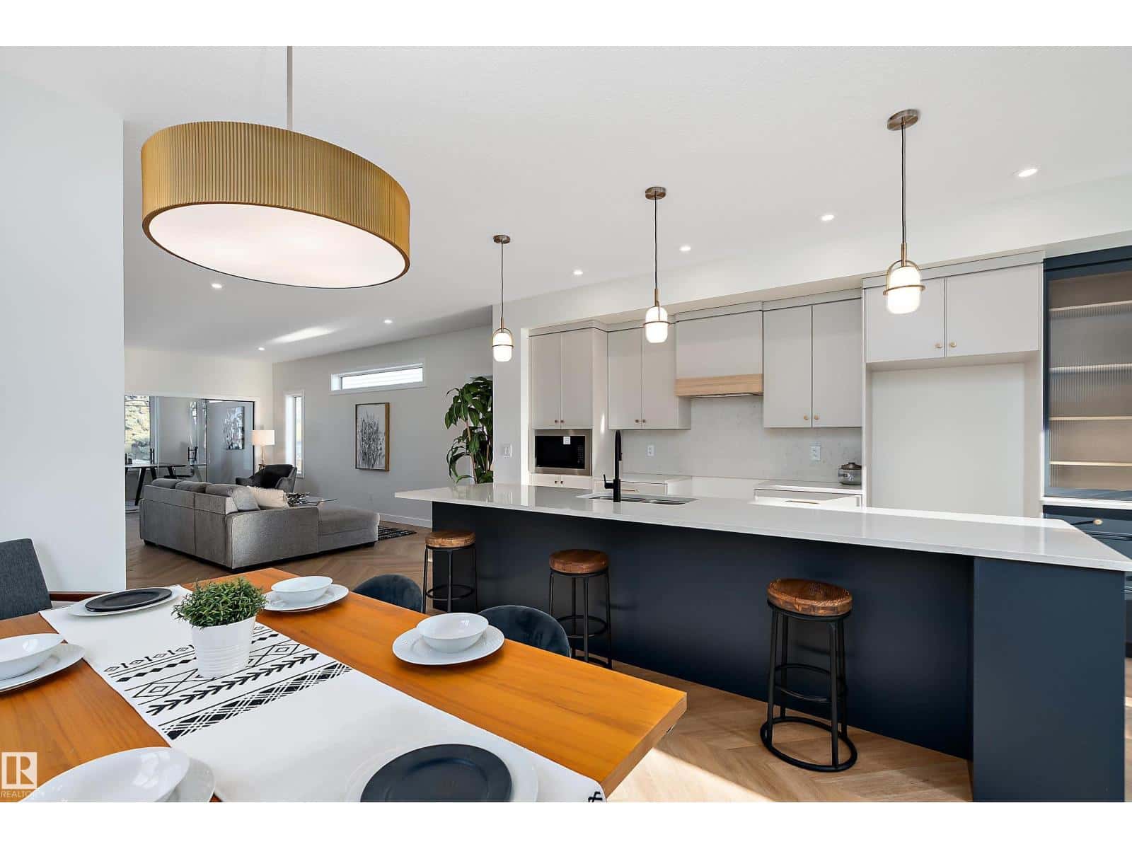 7509 ROWLAND RD NW — Edmonton, Alberta - Photo 4 of 48