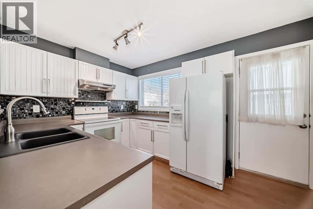 213 Prestwick Circle SE — Calgary, Alberta - Photo 5 of 33