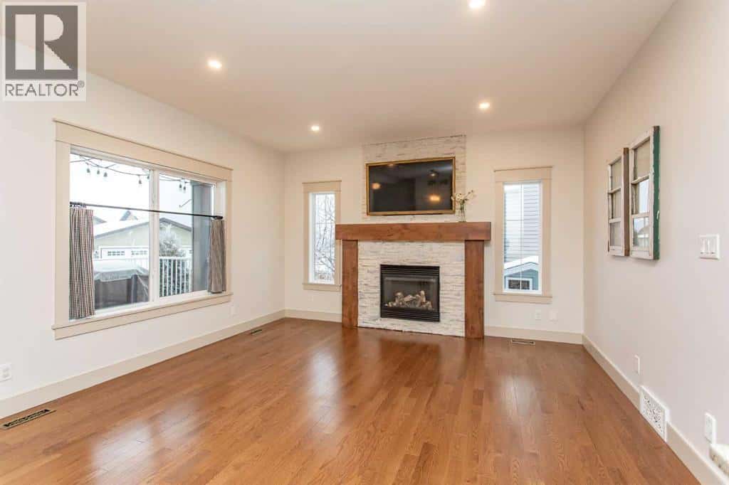 32 Carter Close — Red Deer, Alberta - Photo 4 of 50