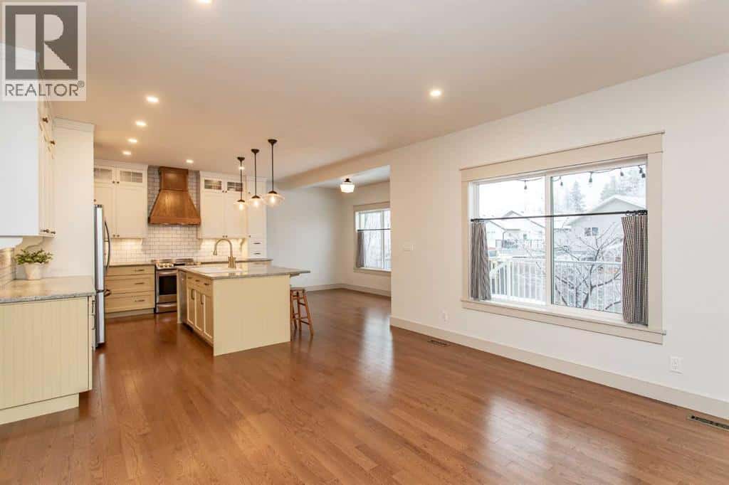 32 Carter Close — Red Deer, Alberta - Photo 5 of 50