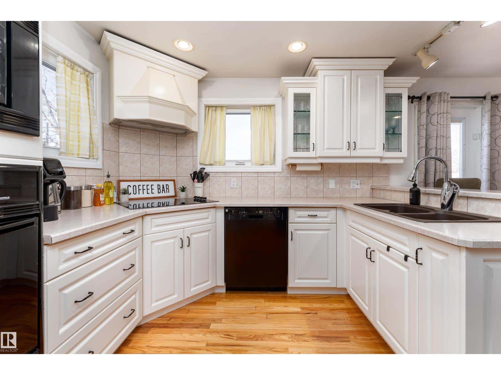 4712 50 AV — Beaumont, Alberta - Photo 2 of 51