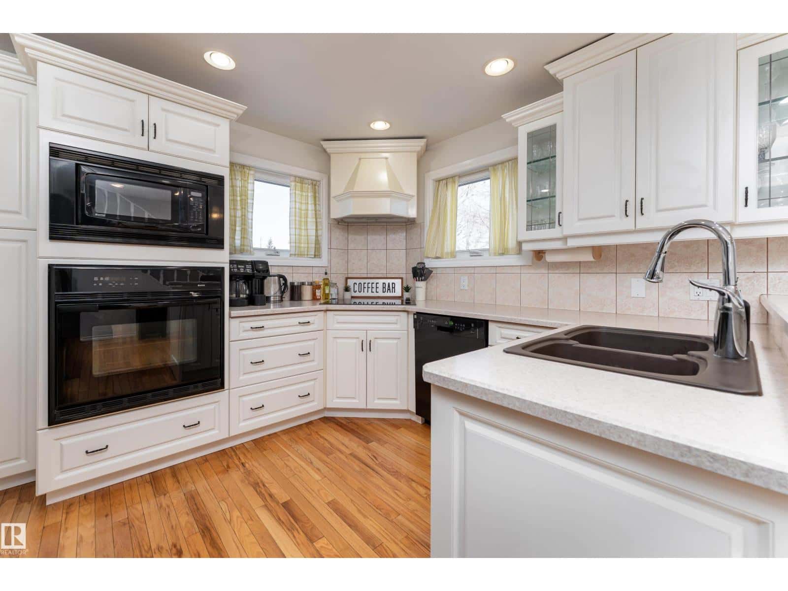 4712 50 AV — Beaumont, Alberta - Photo 3 of 51