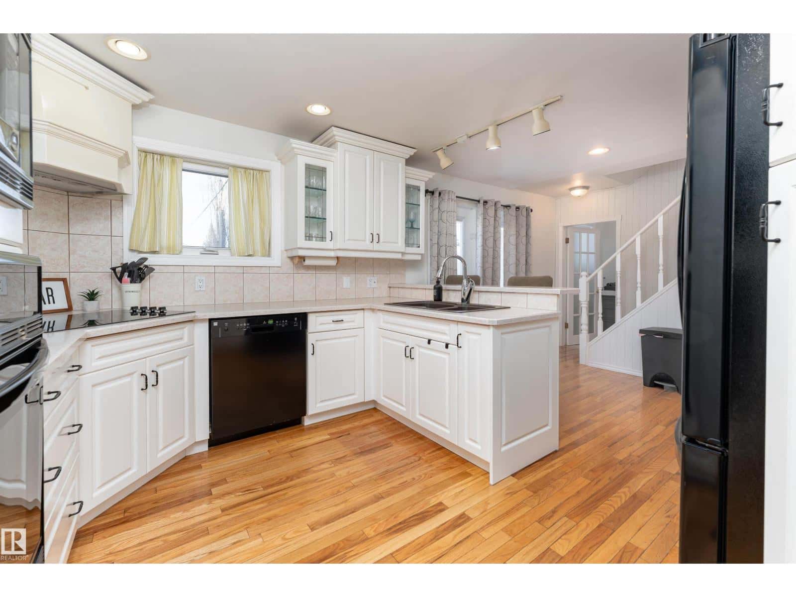 4712 50 AV — Beaumont, Alberta - Photo 4 of 51