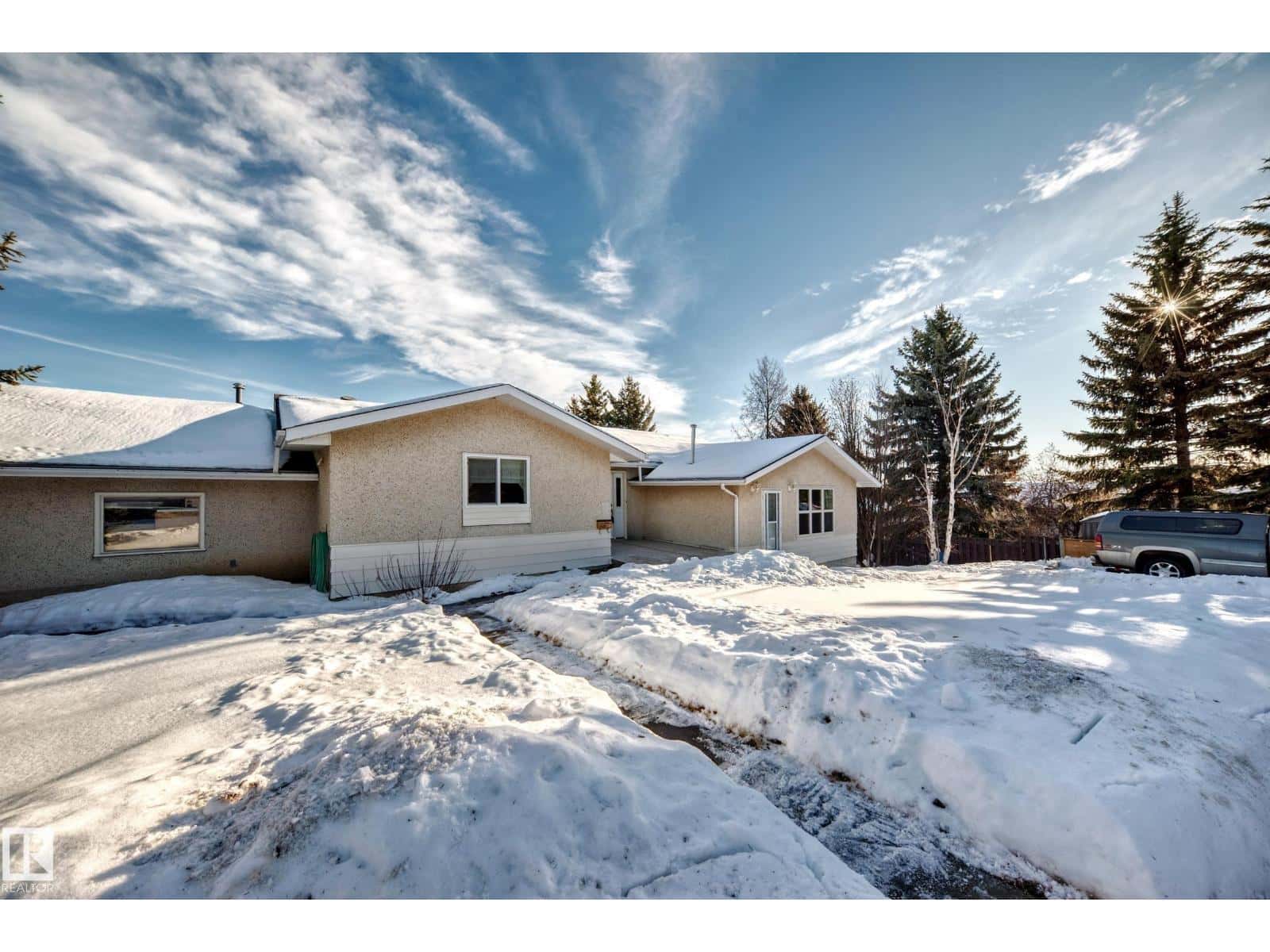 26 LOUISBOURG PL — St. Albert, Alberta - Photo 2 of 71