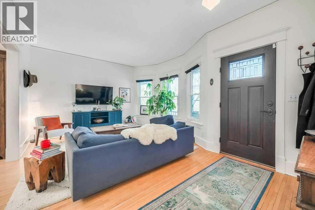 2123 16 Street SW — Calgary, Alberta - Photo 3 of 45