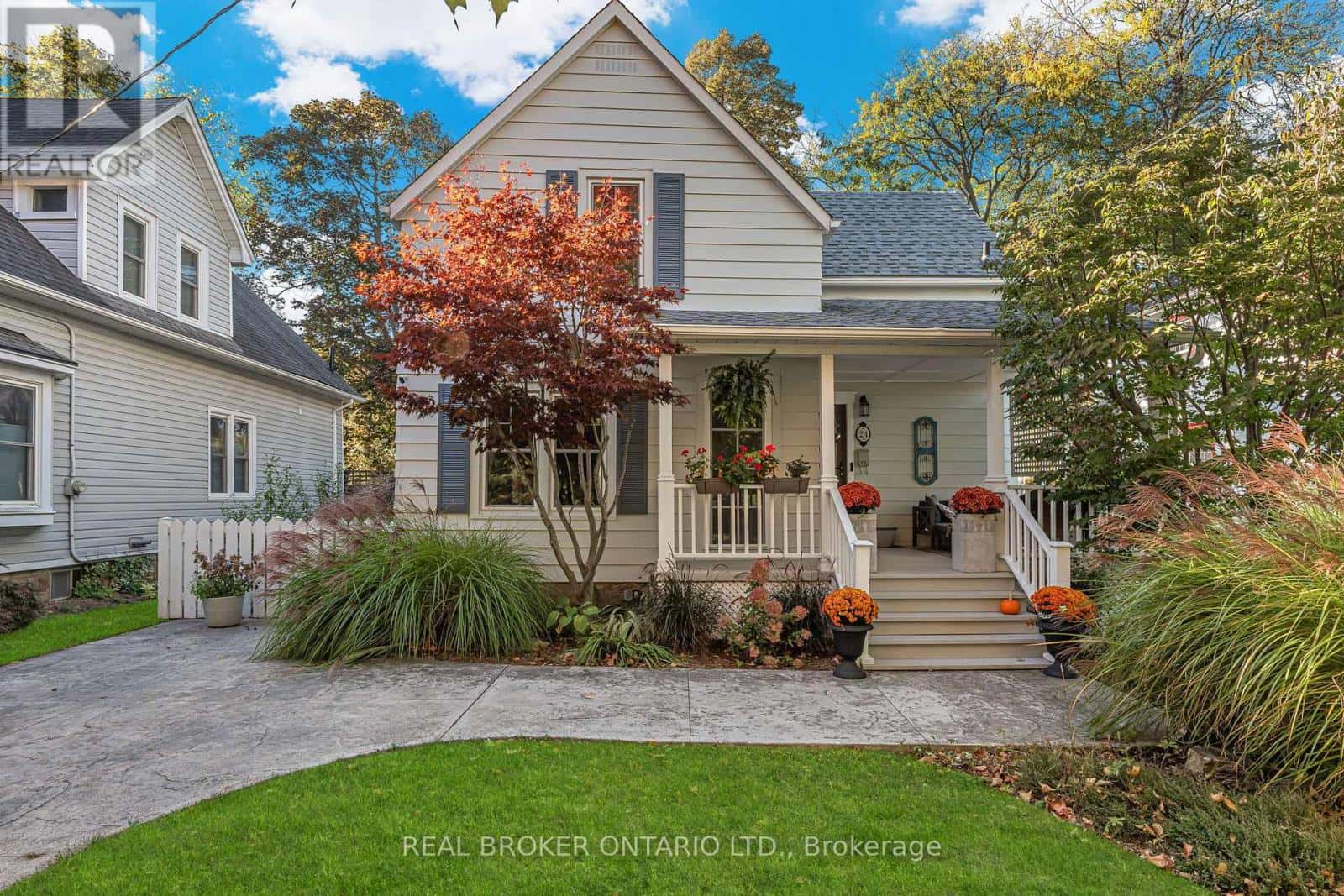 24 ROBINSON STREET S — Grimsby (Grimsby East), Ontario - Photo 2 of 49