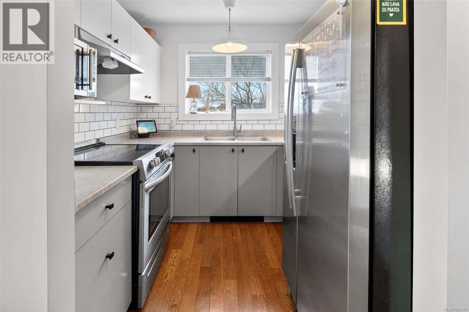 412 894 Vernon Ave — Saanich, British Columbia - Photo 3 of 23