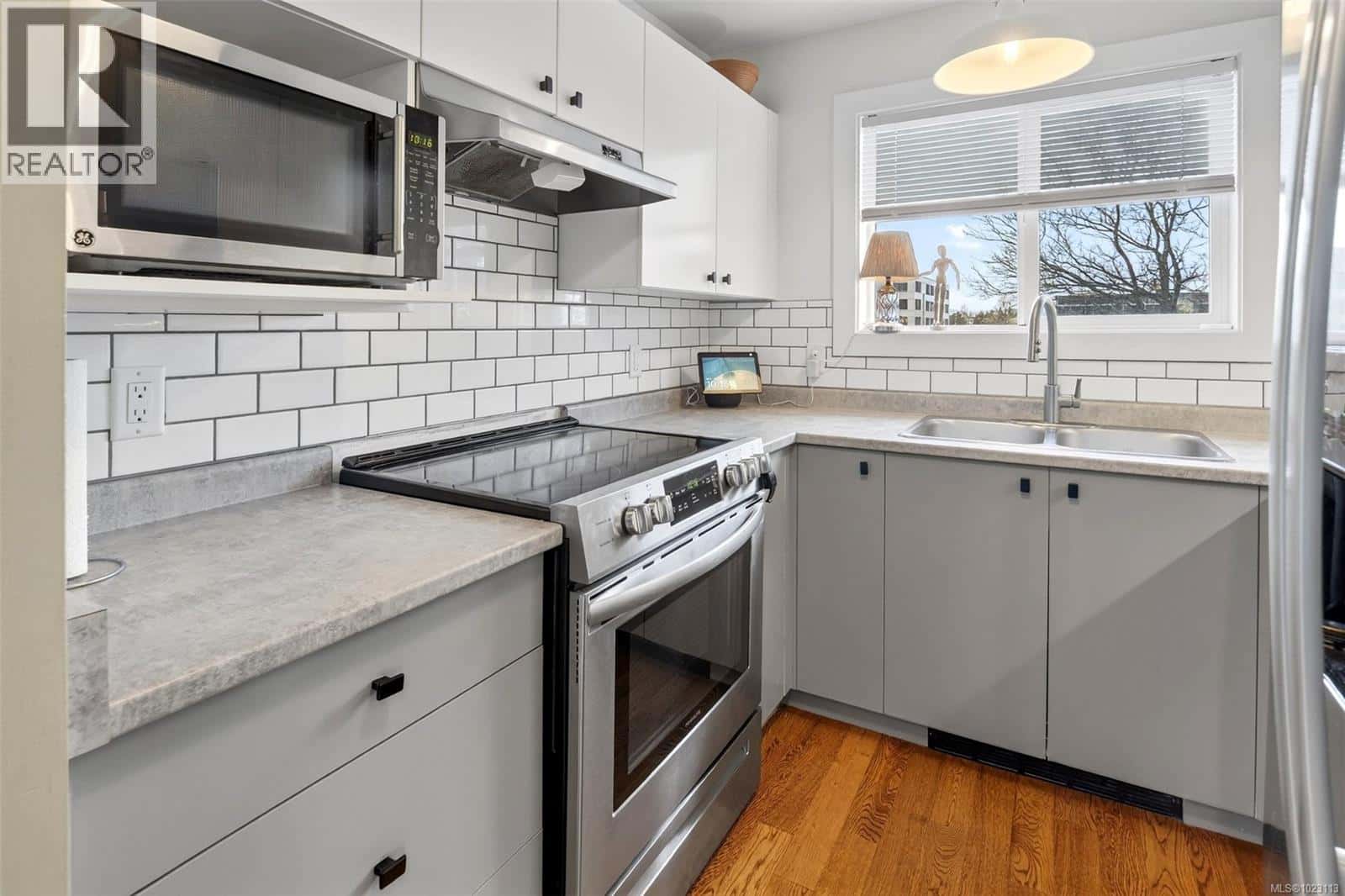 412 894 Vernon Ave — Saanich, British Columbia - Photo 4 of 23