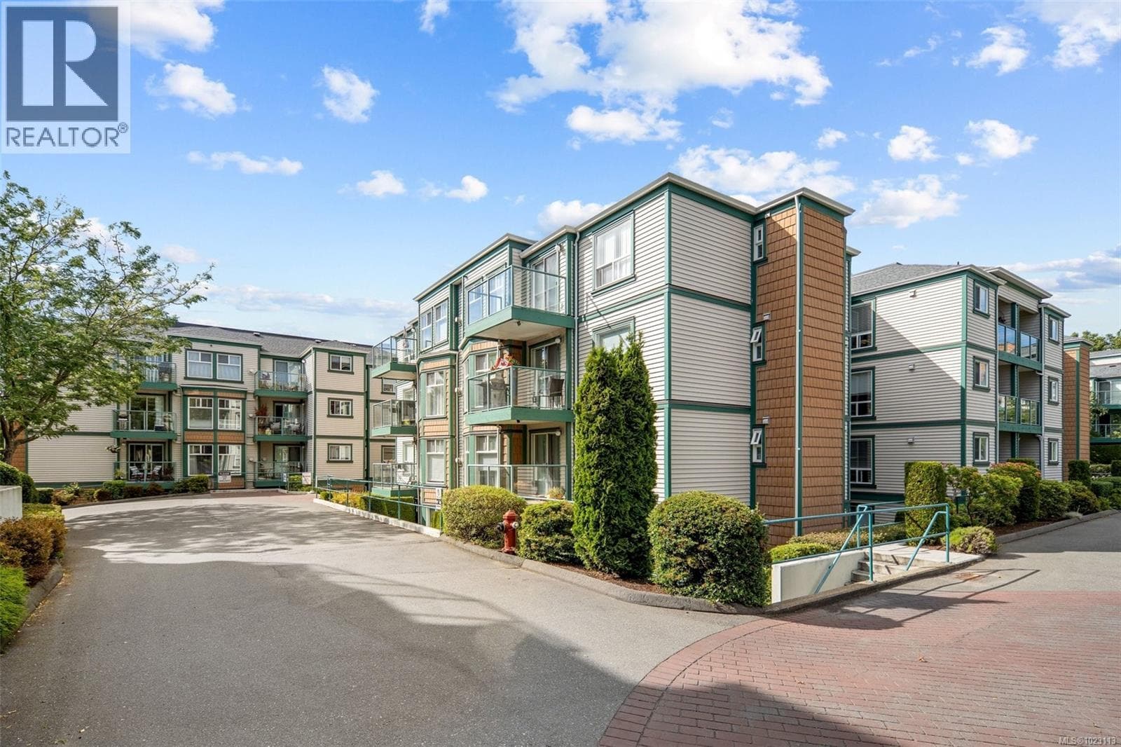 412 894 Vernon Ave — Saanich, British Columbia - Main photo