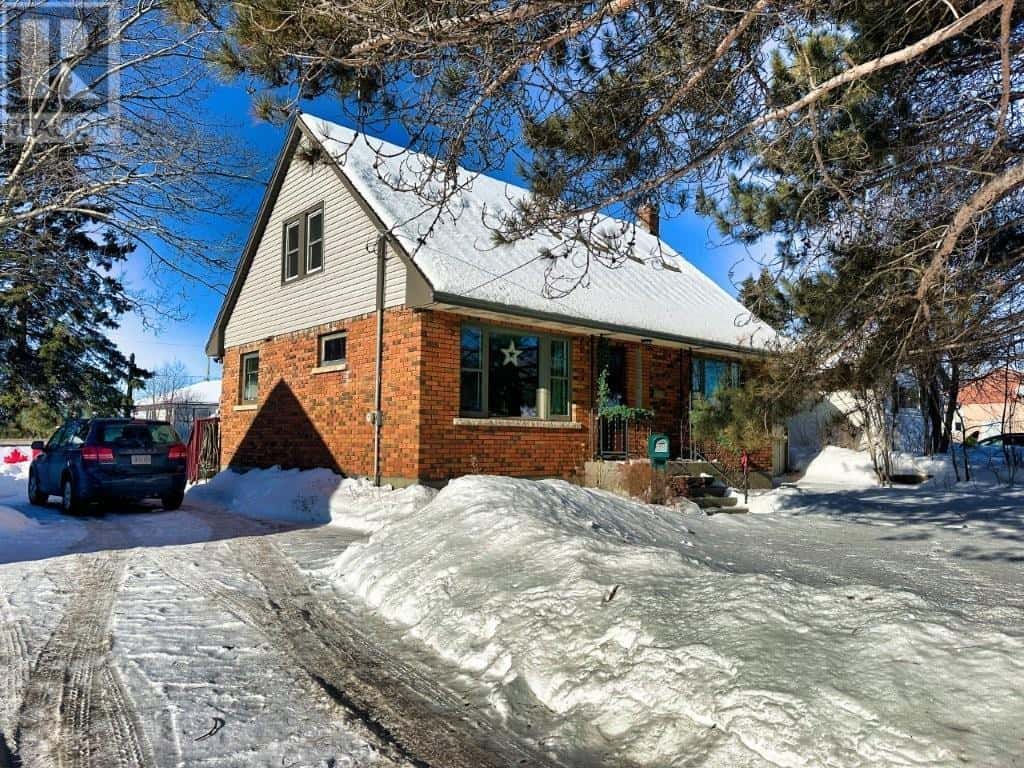 333 Shuniah Street — Thunder Bay, Ontario - Photo 2 of 50