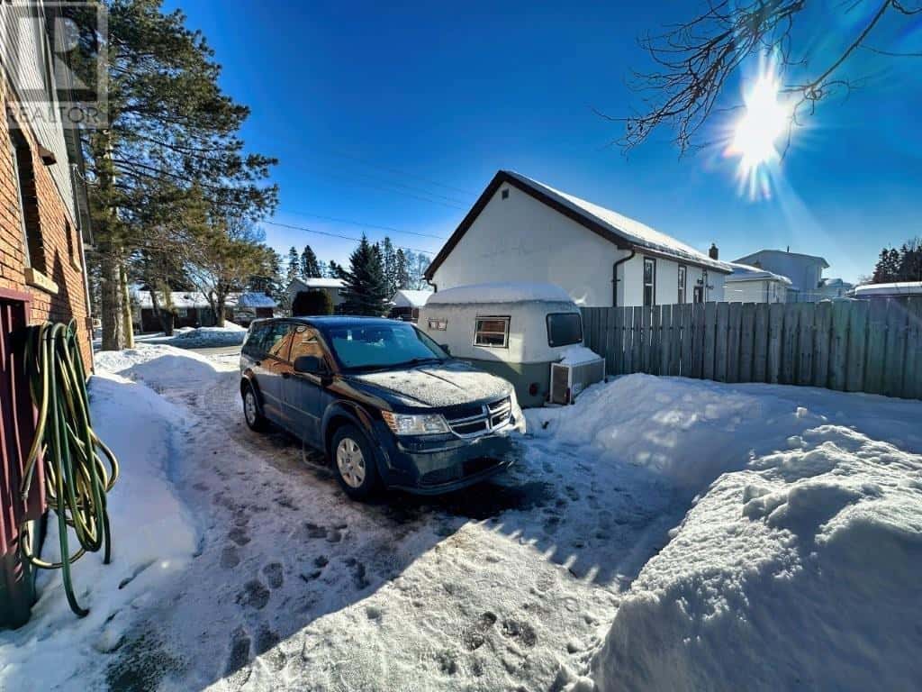 333 Shuniah Street — Thunder Bay, Ontario - Photo 3 of 50