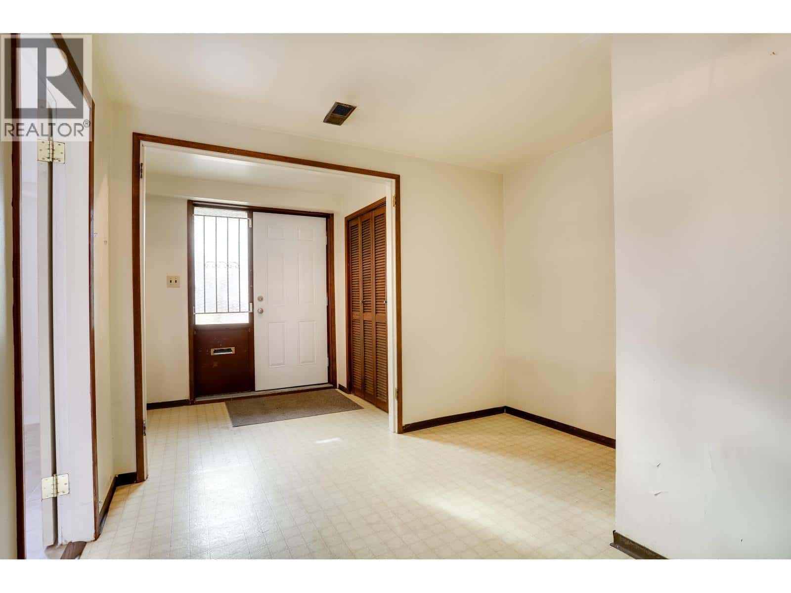 2579 E PENDER STREET — Vancouver, British Columbia - Photo 3 of 35