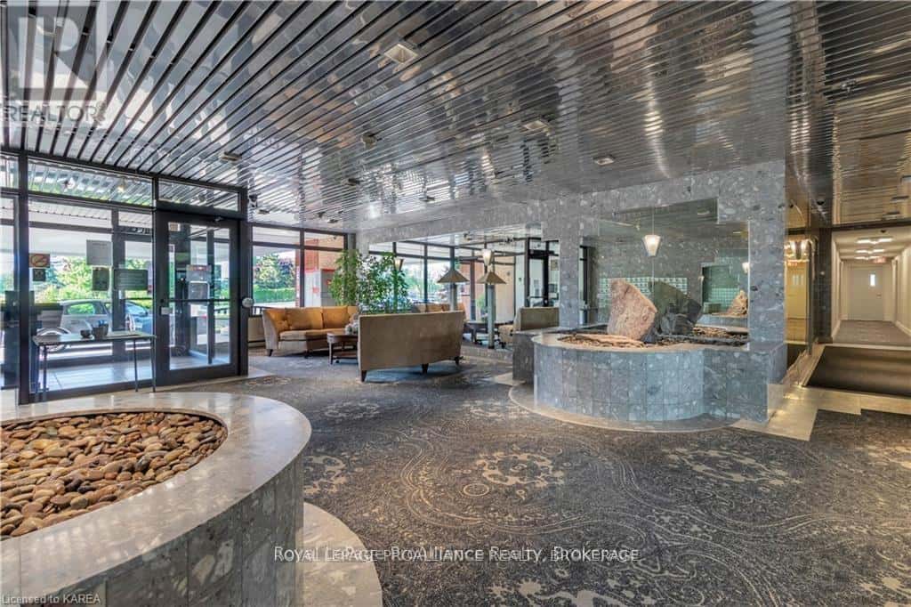 305 - 1000 KING STREET W — Kingston (Central City West), Ontario - Photo 5 of 44