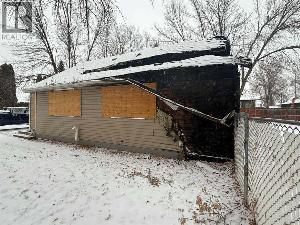 216 Centre Street — Brooks, Alberta - Photo 2 of 12