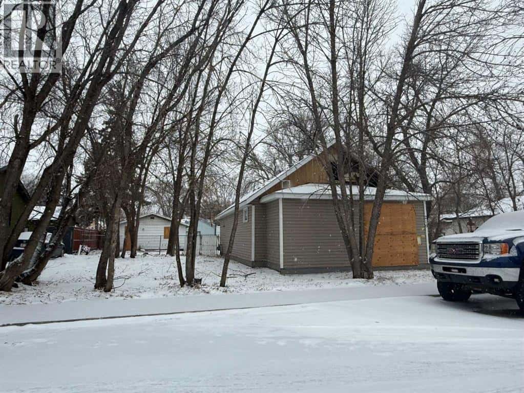 216 Centre Street — Brooks, Alberta - Photo 5 of 12