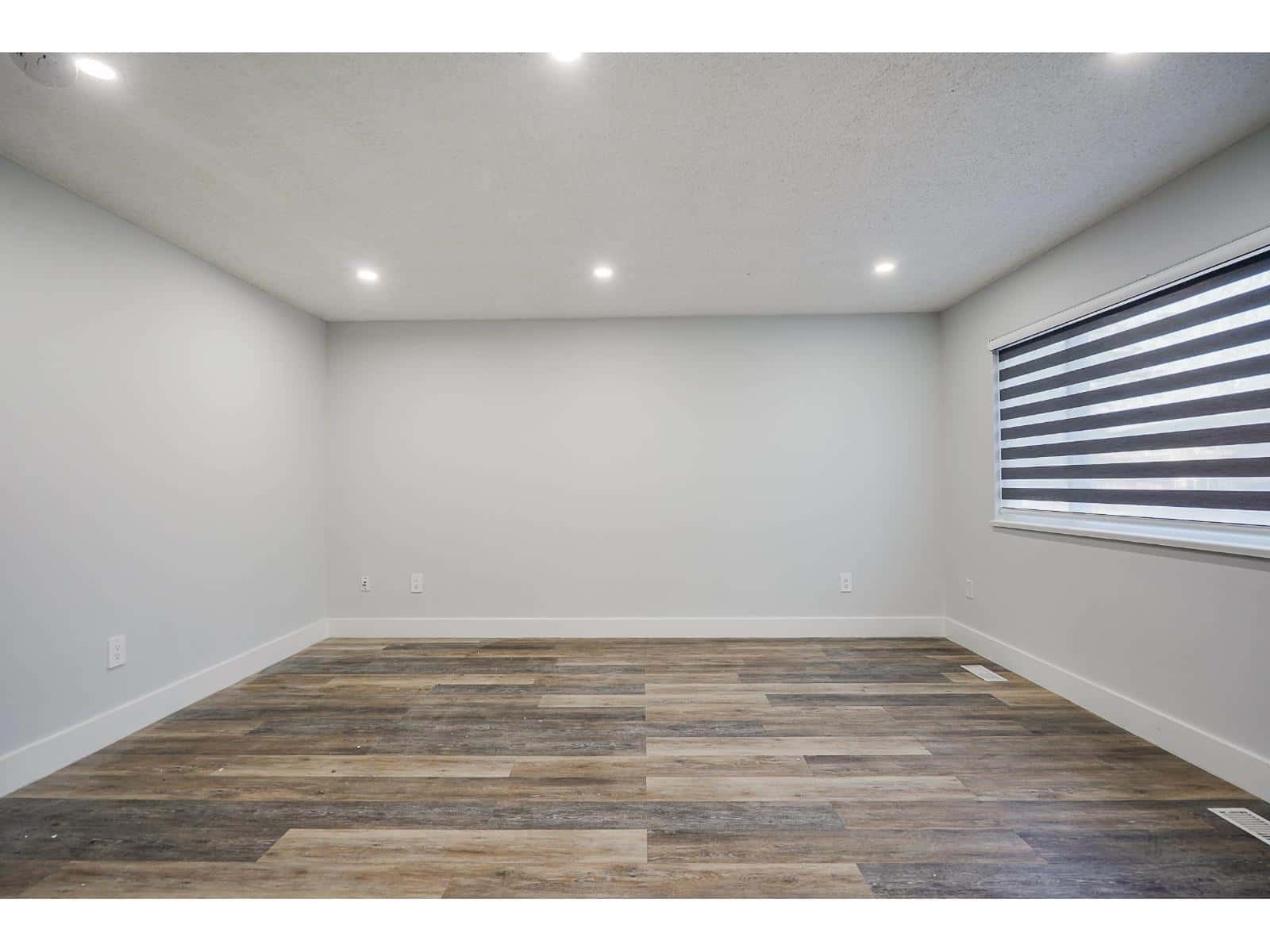 32382- 32384 BRANT AVENUE — Mission, British Columbia - Photo 2 of 33