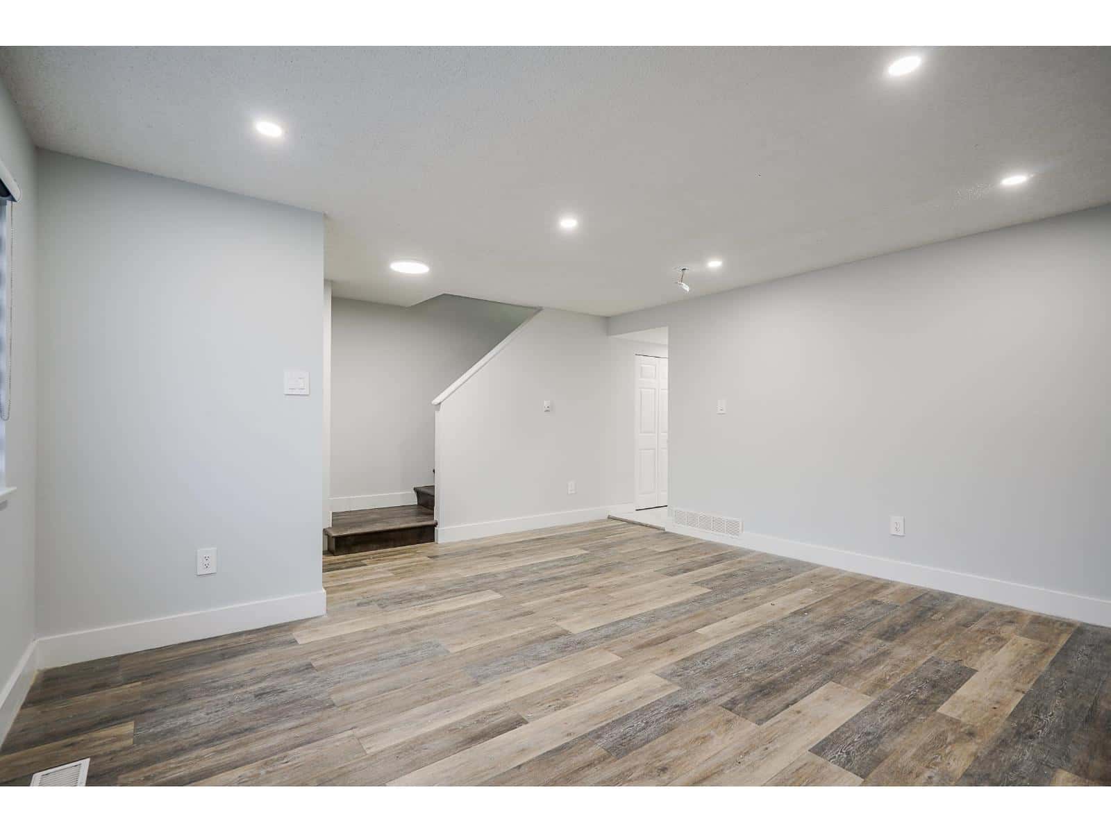 32382- 32384 BRANT AVENUE — Mission, British Columbia - Photo 3 of 33