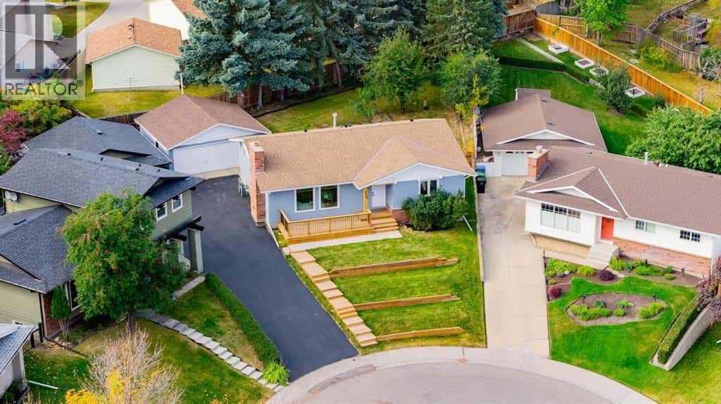 328 Cantrell Place SW — Calgary, Alberta - Photo 2 of 50