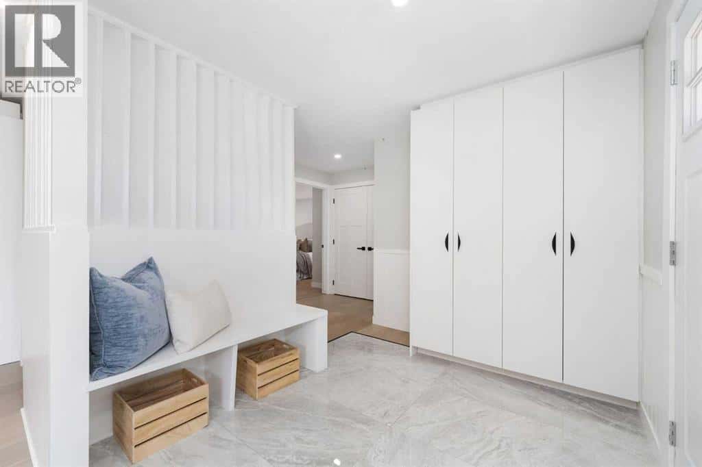 328 Cantrell Place SW — Calgary, Alberta - Photo 4 of 50