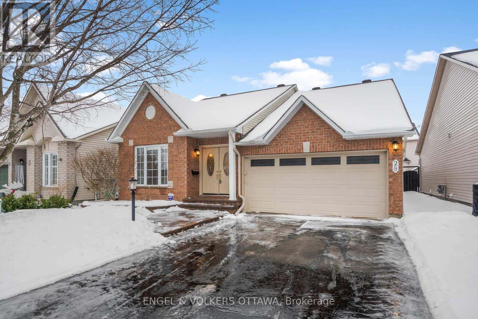 28 CAMBERLEY STREET — Ottawa, Ontario - Photo 2 of 47