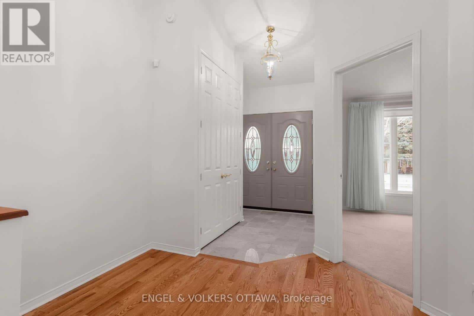 28 CAMBERLEY STREET — Ottawa, Ontario - Photo 4 of 47