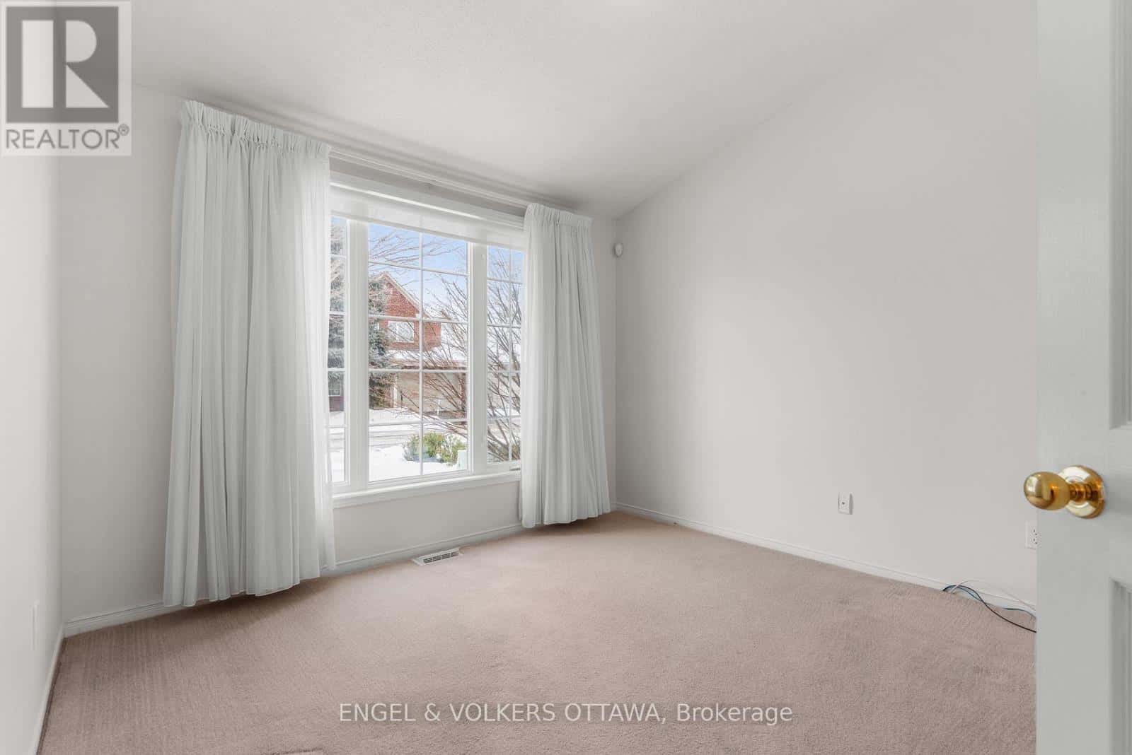 28 CAMBERLEY STREET — Ottawa, Ontario - Photo 5 of 47