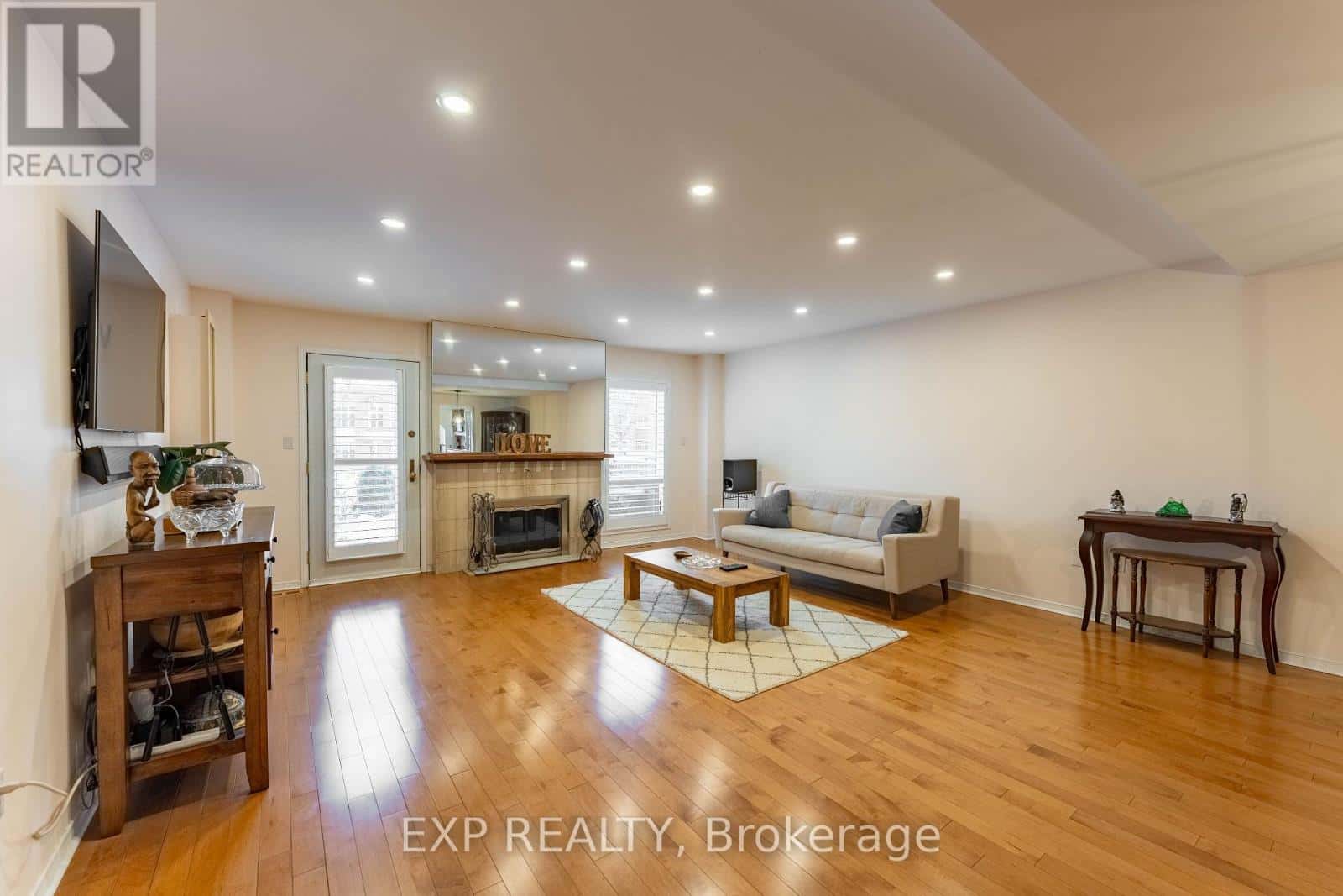 2 - 111 ECHO DRIVE — Ottawa, Ontario - Photo 5 of 49