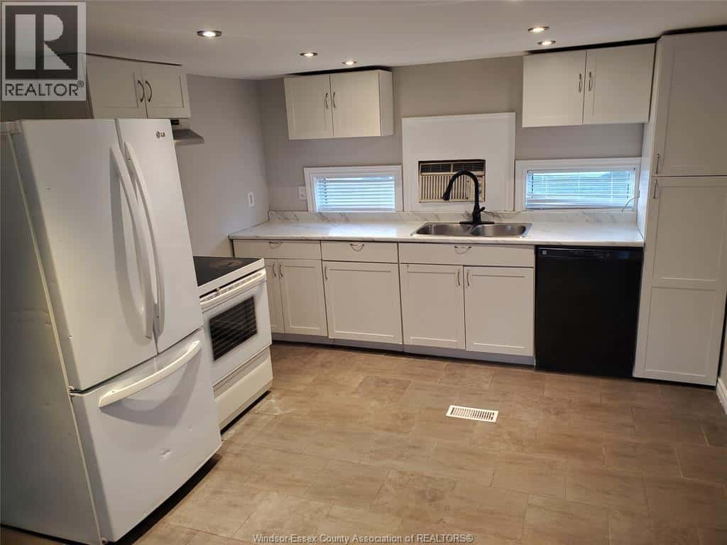 50 REGINA — Lakeshore, Ontario - Photo 2 of 33