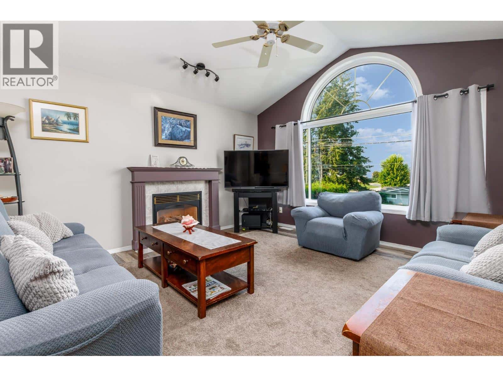 2280 10 Avenue SE — Salmon Arm, British Columbia - Photo 4 of 39