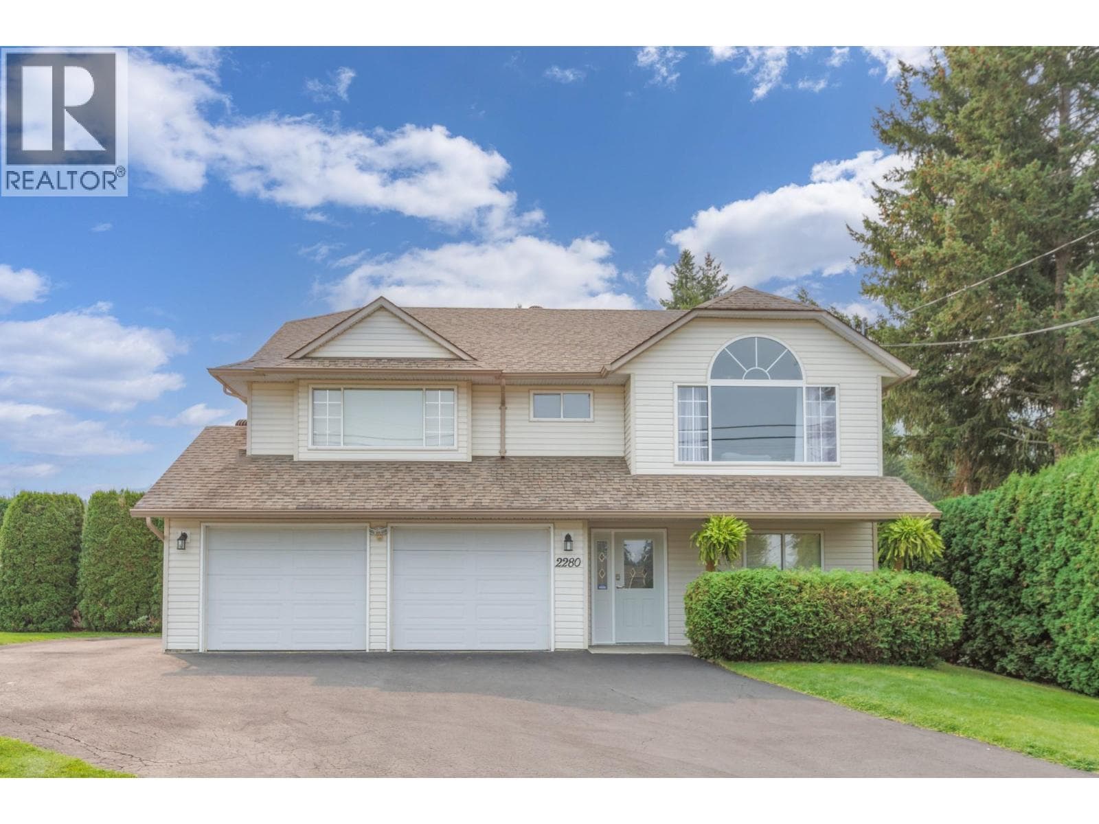 2280 10 Avenue SE — Salmon Arm, British Columbia - Main photo