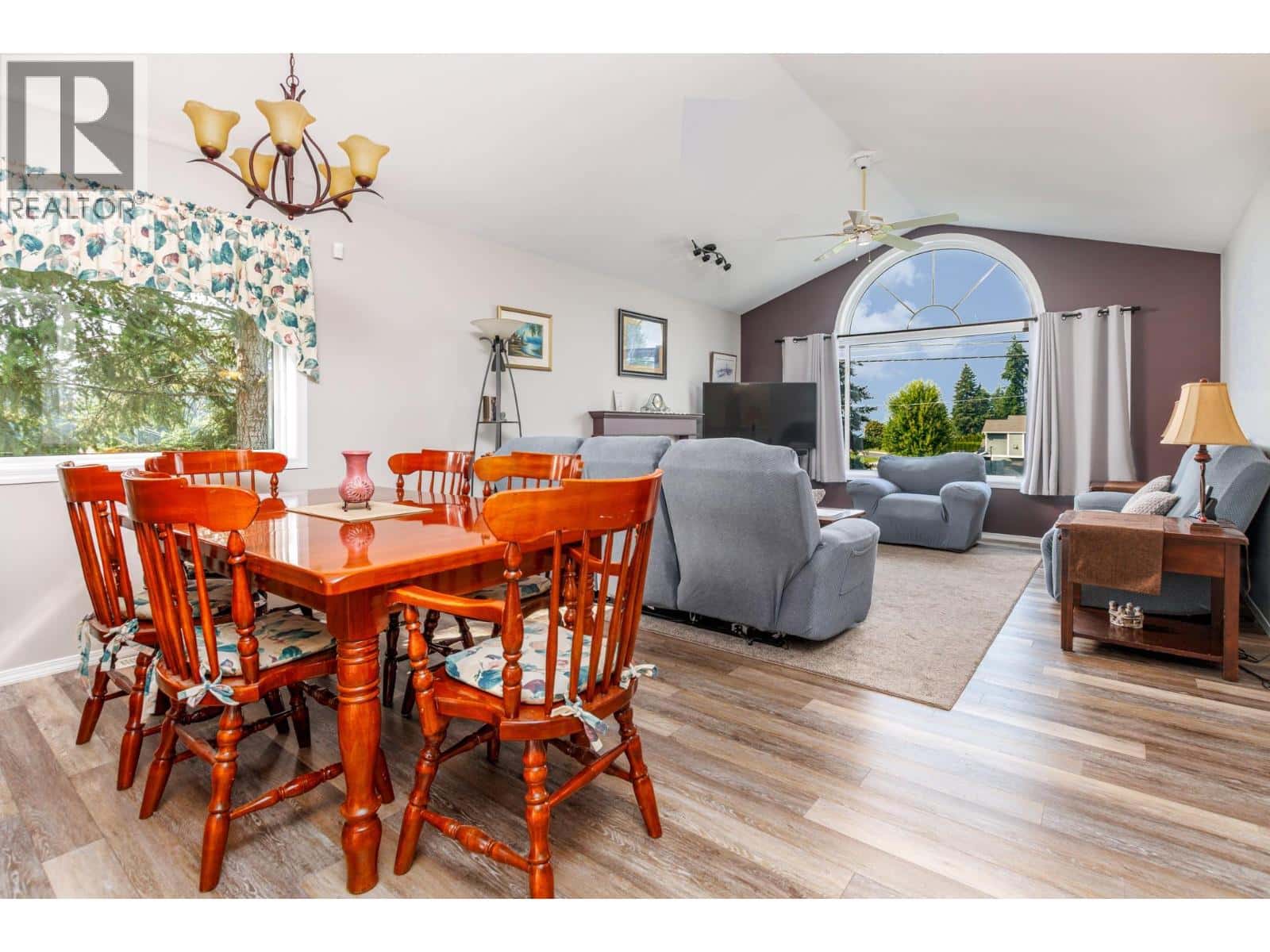 2280 10 Avenue SE — Salmon Arm, British Columbia - Photo 5 of 39