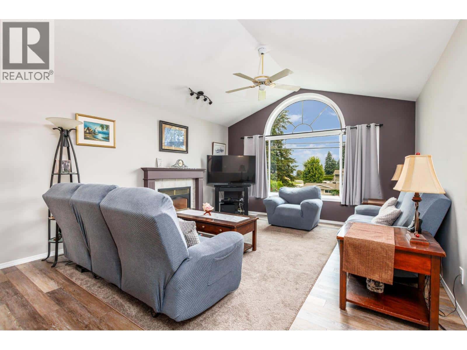 2280 10 Avenue SE — Salmon Arm, British Columbia - Photo 3 of 39