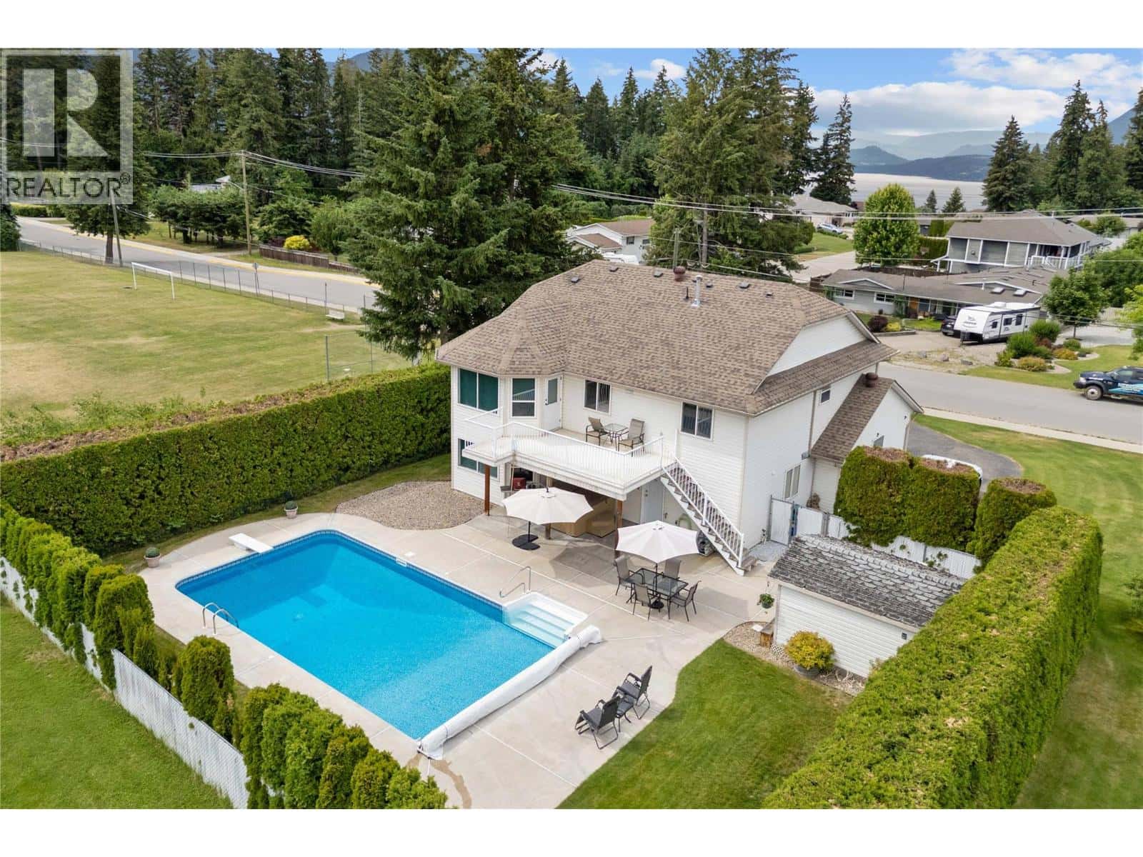 2280 10 Avenue SE — Salmon Arm, British Columbia - Photo 2 of 39