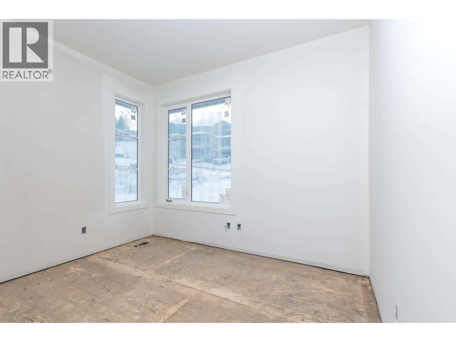 1121 16 Avenue SE — Salmon Arm, British Columbia - Photo 5 of 14