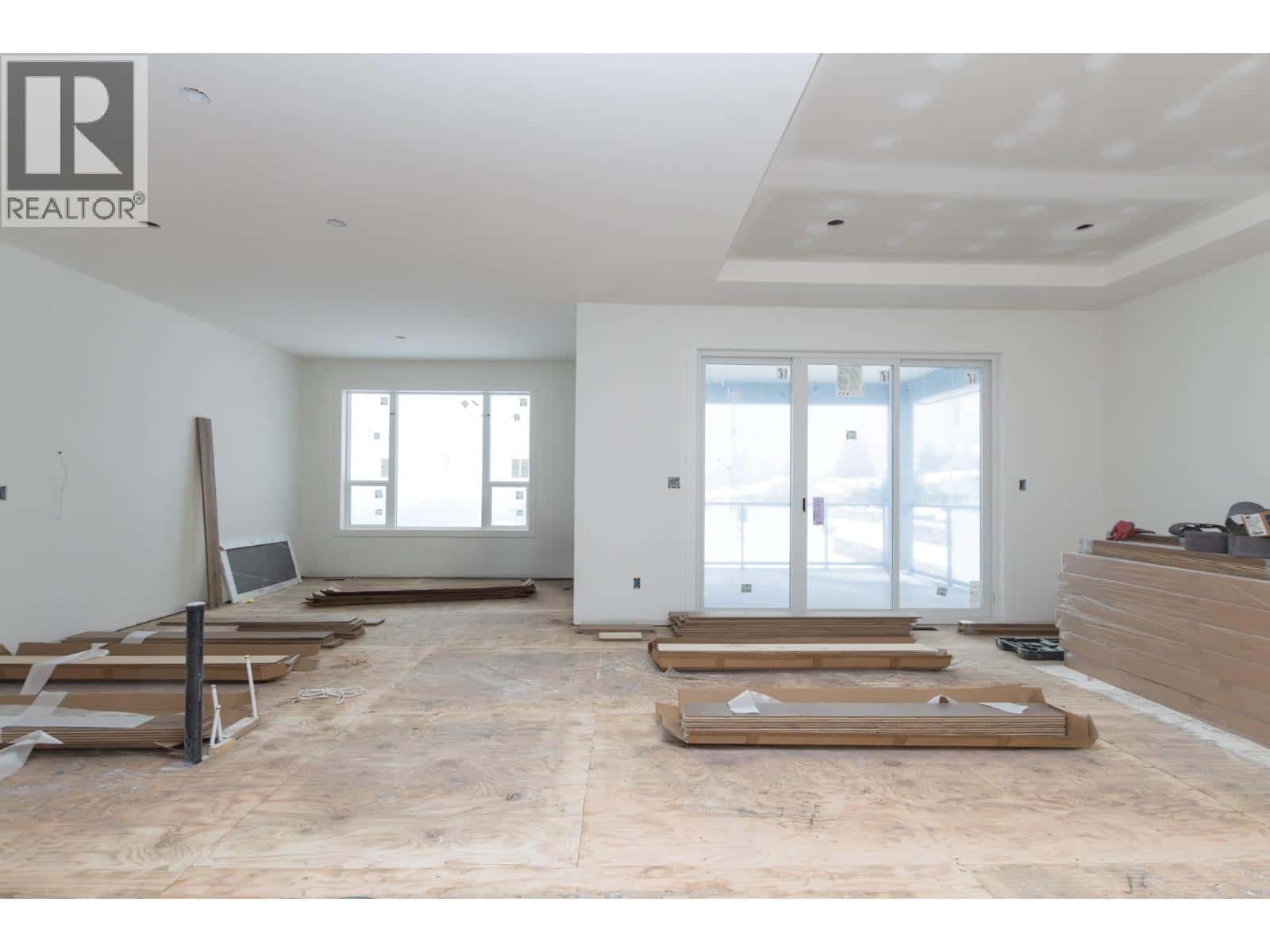 1121 16 Avenue SE — Salmon Arm, British Columbia - Photo 4 of 14