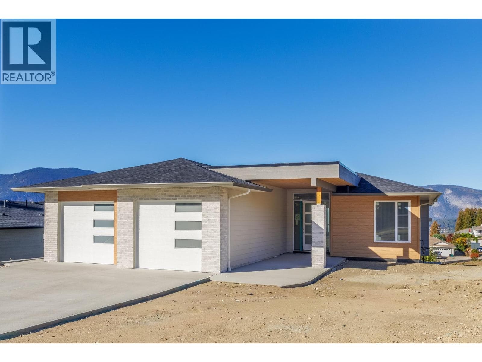 1121 16 Avenue SE — Salmon Arm, British Columbia - Main photo