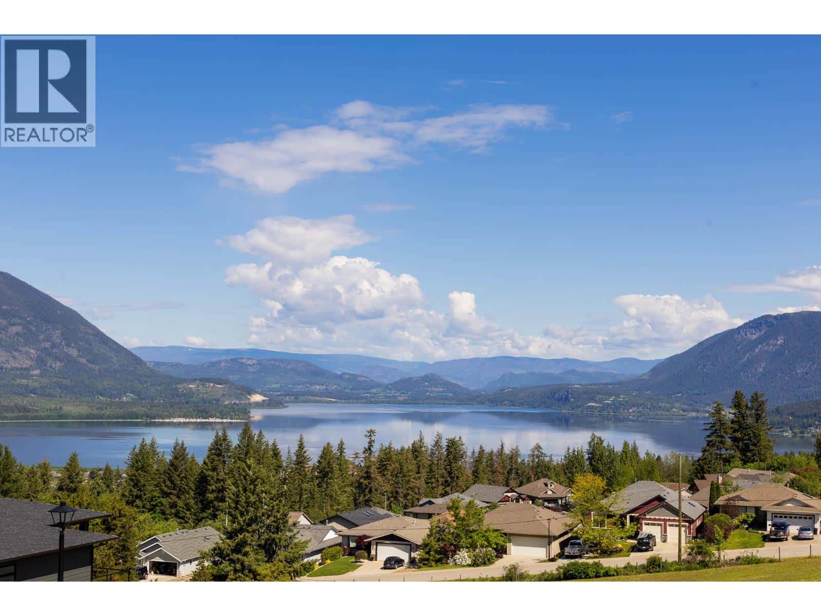 1121 16 Avenue SE — Salmon Arm, British Columbia - Photo 2 of 14