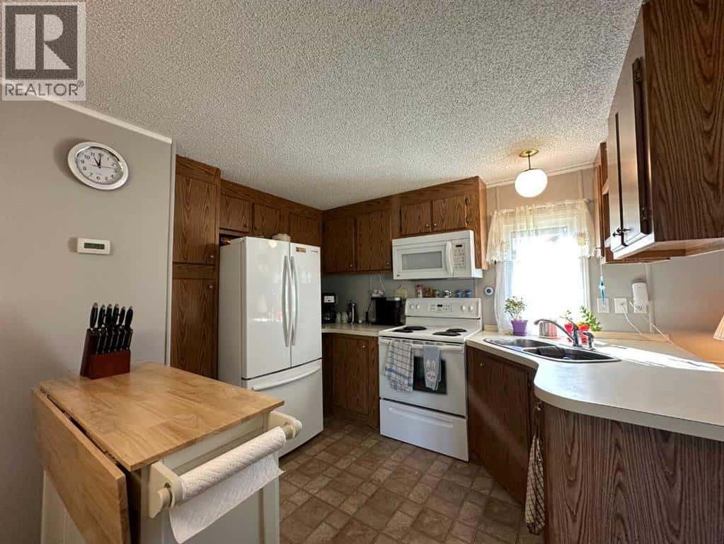 29, 6205 54 Street — Ponoka, Alberta - Photo 4 of 12