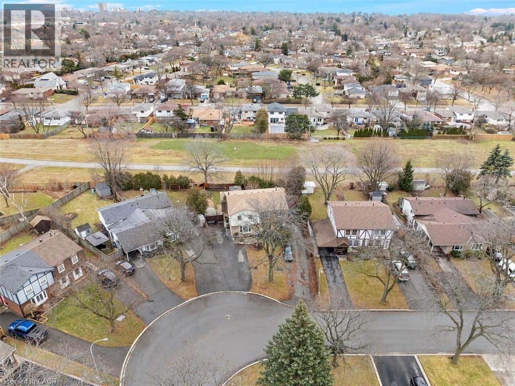 655 LOMOND Crescent — Burlington, Ontario - Photo 2 of 50