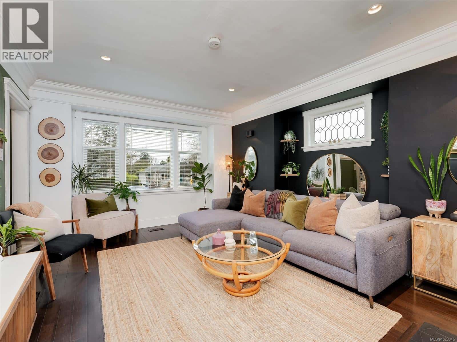 3115 Somerset St — Victoria, British Columbia - Photo 2 of 41