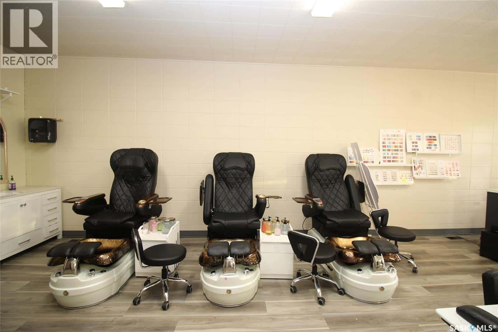 254 Centre STREET — Shaunavon, Saskatchewan - Photo 2 of 14